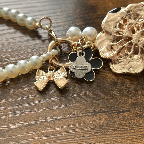 Luxury Pearl Keychain Chanel Charm - Picture 4 of 14